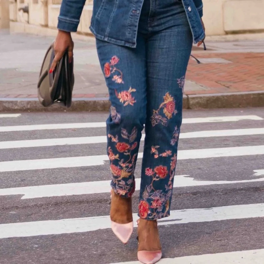 Chico's  Women's Girlfriend Blue Floral Embroidered Ankle Cropped Jeans Size 8R - Picture 6 of 15